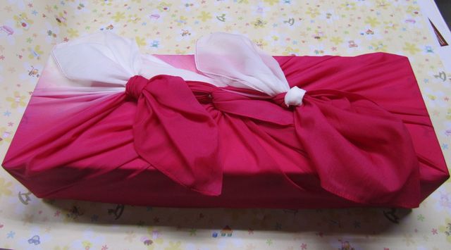 専用の箱に入れ風呂敷で包みます。